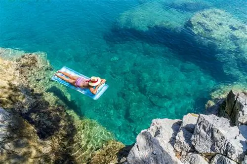 Женщины загорают на морском дне на турецком побережье