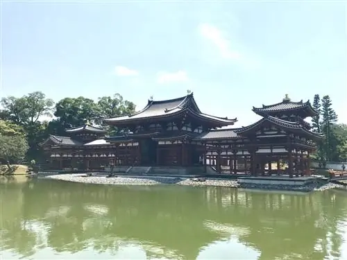 Храм Бёдо-ин в Удзи, вид через неподвижный водоем в ясный день.