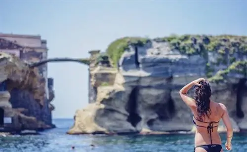 6 лучших пляжей Неаполя: наслаждайтесь средиземноморским побережьем города