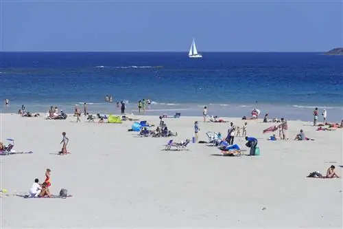 Толпа отдыхающих отдыхает на белом песке Спиаджа-делла-Пелоза в Стинтино, Сардиния.