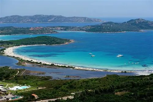 Пейзажный вид на бескрайние голубые воды Кала Брандинки, Сардиния.