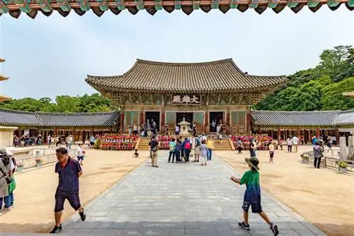 Посетители храма Пульгукса в Кёнджу