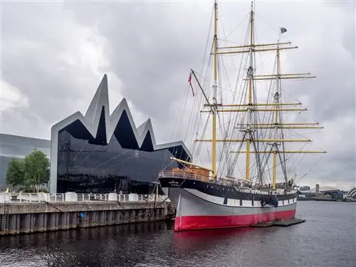 Трехмачтовое судно с румянцем Glenlee пришвартовано на реке Кельвин у музея Риверсайд в Глазго.