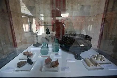 Стеклянные банки и бутылки из Дома влюбленных в Помпеях