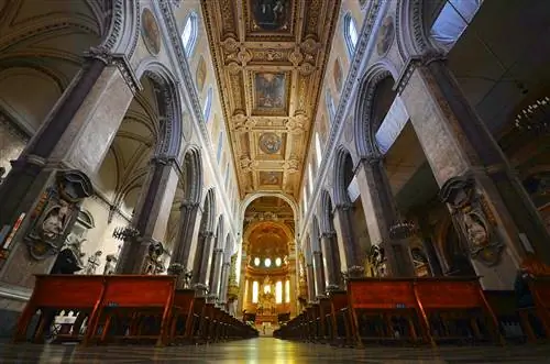 Интерьер Неаполитанского собора (Duomo di Napoli).