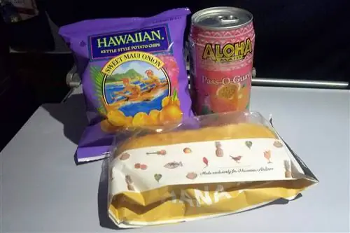 Взгляд на легкую горячую еду на борту рейса Hawaiian Airlines
