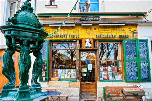 Книжный магазин Shakespeare and Co. в Париже, Франция.