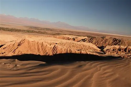 Широкий вид на коллекцию остроконечных дюн, протянувшихся по засушливому ландшафту