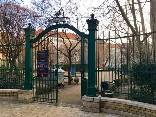 Одни из передних кованых ворот приоткрыты в саду Карой, Будапешт, Венгрия.