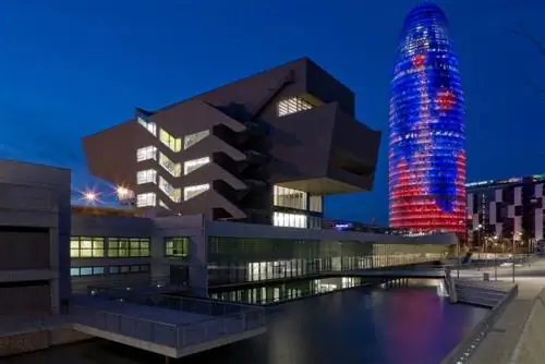 Здание Disseny Hub Barcelona, место расположения Музея дизайна.