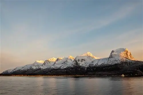 Вид на горы Семь сестер с палубы круизного лайнера Hurtigruten вдоль побережья Норвегии.