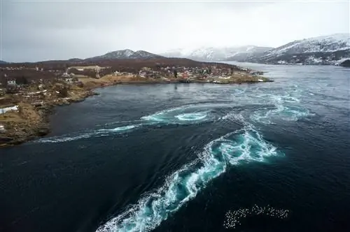 Сильные приливные течения и водоворот в проливе Сальтстраумен, самом большом водовороте в мире.