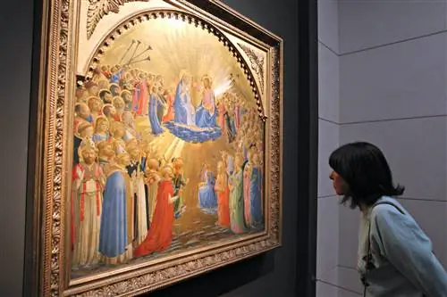 Женщина смотрит на картину в музее Жакмар-Андре в Париже.