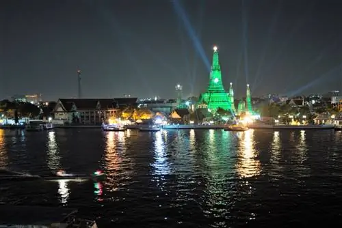 Ночной вид на Ват Арун, подсвеченный зеленым, вид на реку из бара на крыше.