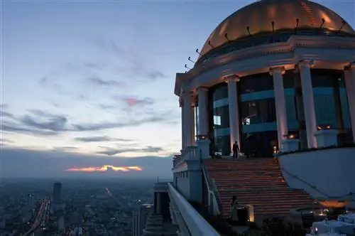 Вид в сумерках на лестницу Sky Bar, выступающую над городом