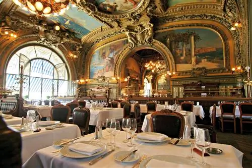 Роскошный Le Train Bleu на вокзале Gare de Lyon.