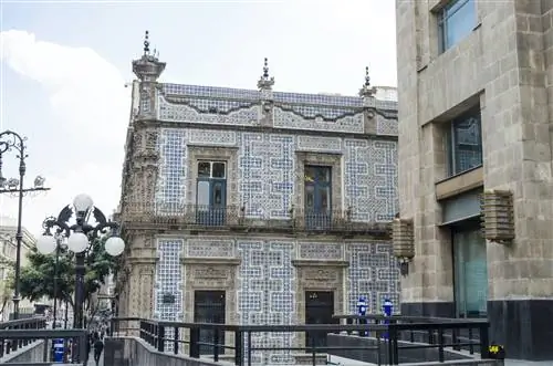 Внешний вид La casa de los azulejos и сине-белая плитка, покрывающая большую часть здания.