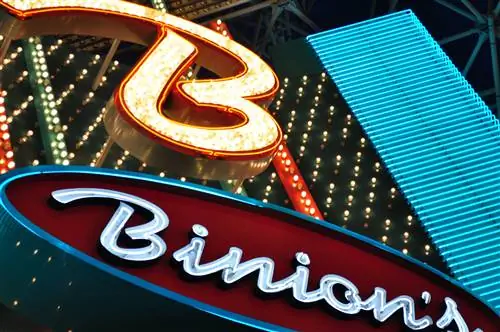 Знаменитый сверкающий шатер Binion на Фремонт-стрит.