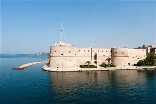 Старый замок на море в Таранто, Италия