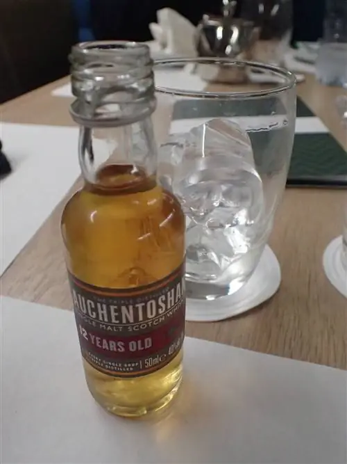 Виски подается в клубном вагоне Caledonian Sleeper Club Car.