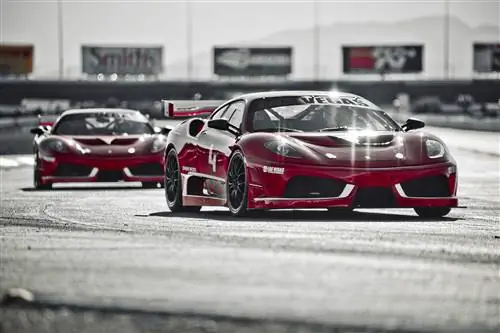 Ferrari F430 GT мчится по трассе. Изображение предоставлено Dream Racing