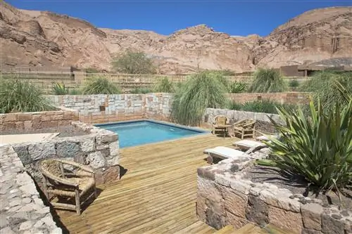Зона бассейна в отеле Alto Atacama Desert Lodge & Spa со скалистыми выходами за его пределами
