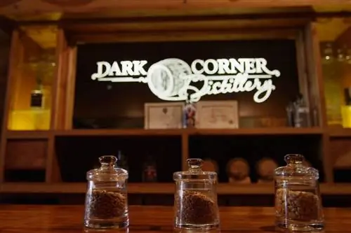 Внутри винокурни Dark Corner. Изображение предоставлено винокурней Dark Corner / VisitGreenvilleSC.
