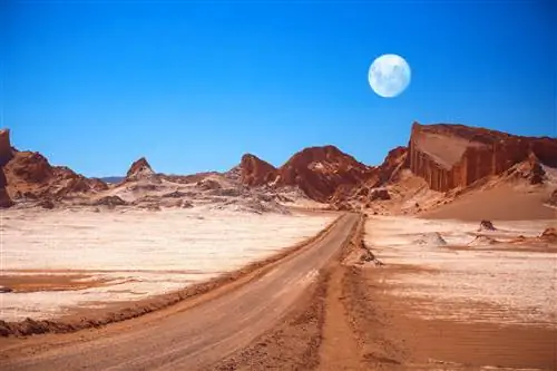 Луна восходит над амфитеатром, геологическим образованием в Лунной долине.