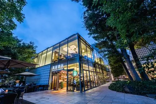 Современный книжный магазин со стеклянными стенами в Дайканьяме, Токио.