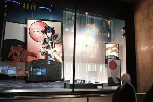 Плакаты на витринах универмага Isetan