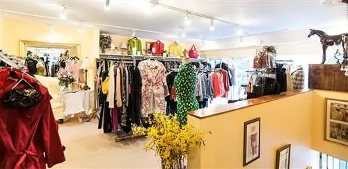 стойка с яркой одеждой в хорошо укомплектованном магазине