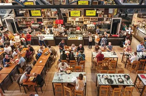 Люди завтракают в популярном фуд-корте на городском рынке Mercato Centrale