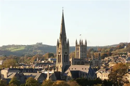 Горизонт Бата, Англия. Большая церковь выступает из группы зданий в георгианском стиле.