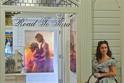 Музей «Унесенные ветром» в Джорджии. В кадре белая дверь со стеклянной панелью; «Дорога в Тару» написана на нем. Рядом картонный вырез персонажа из фильма.