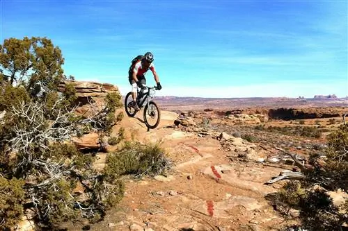 Горный байкер на трассе Moab Brand Trails в Юте.