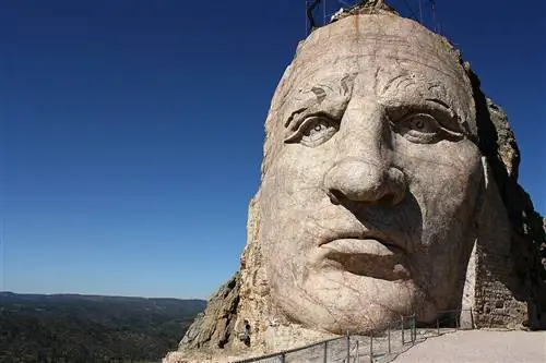 Крупный план Мемориала Бешеной Лошади.