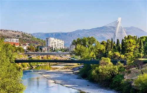 Вид на Подгорицу с рекой Морача в Черногории Вид на Подгорицу с рекой Морача в Черногории