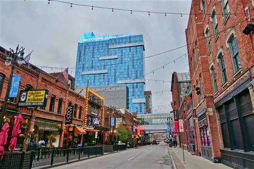 Витрины в Гриктауне, историческом коммерческом и развлекательном районе Детройта.