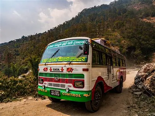 Местный непальский автобус в районе Аннапурны недалеко от Покхары.