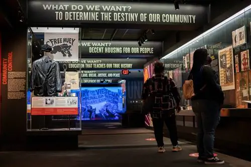 Пара людей смотрит на выставку в Национальном музее гражданских прав в Мемфисе.