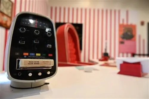 Крупный план старой школьной кассеты с лентой Исаака Хейса внутри в Stax Musuem в Мемфисе