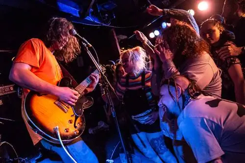 Группа выступает в ночном клубе