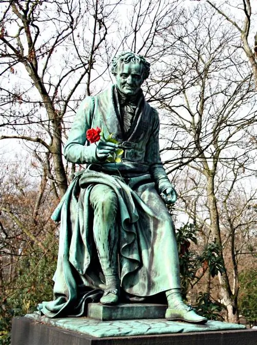 Статуя на могиле в Cimetière du Père Lachaise, Париж.