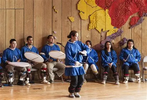 Молодежь коренных жителей Аляски демонстрирует традиционный танец