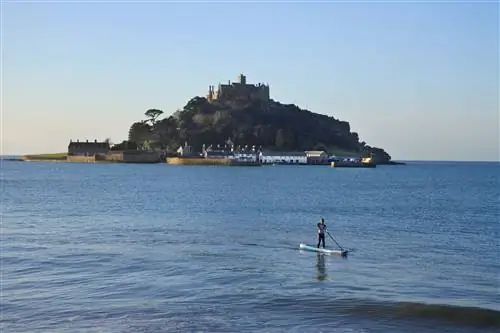 SUP-гребец перед горой Святого Михаила, Корнуолл