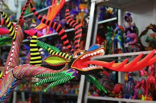 Alebrijes сочетают в себе фантастических существ с яркими цветами.