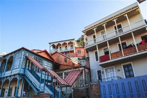 Плотно упакованные красочные дома в Старом городе на склоне холма Тбилиси; на фото типичные для этих старинных георгианских домов резные деревянные балконы.