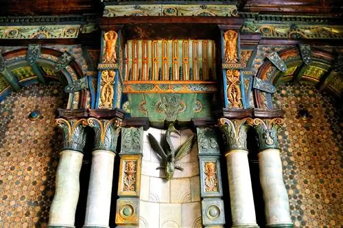 Богато украшенная стена.