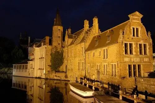 Отражение воды на канале Диджвер в сумерках в Брюгге