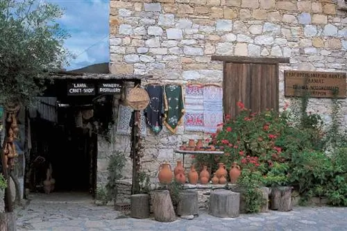 Керамика на выставке в деревне Ланейя, регион Мандария.